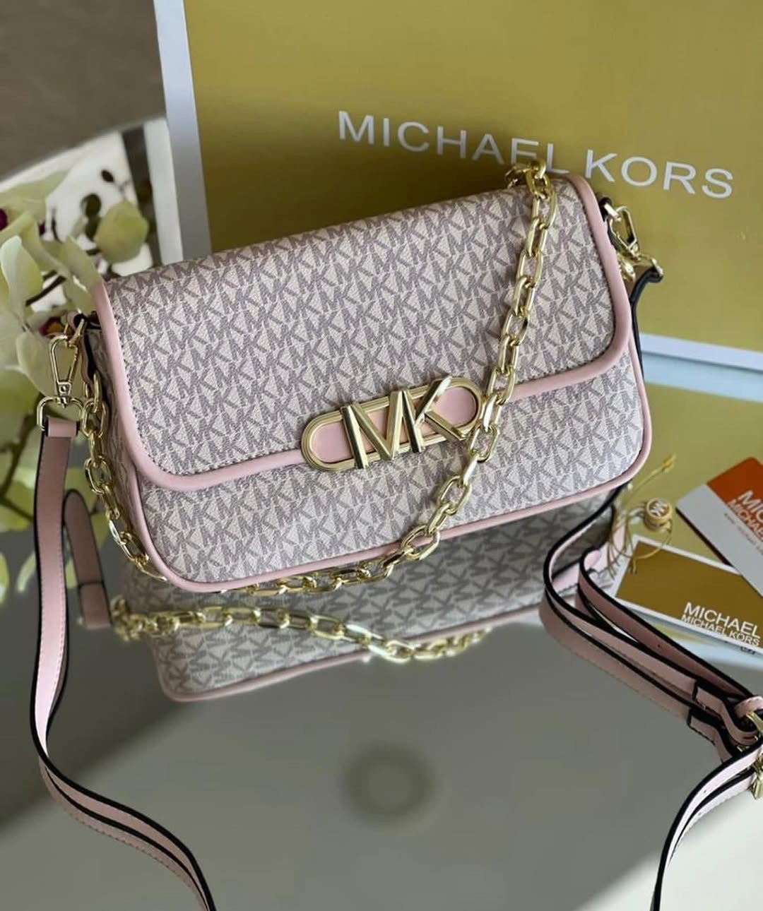 MICHAEL KORS PARKER MEDIUM LOGO SHOLDER BAG