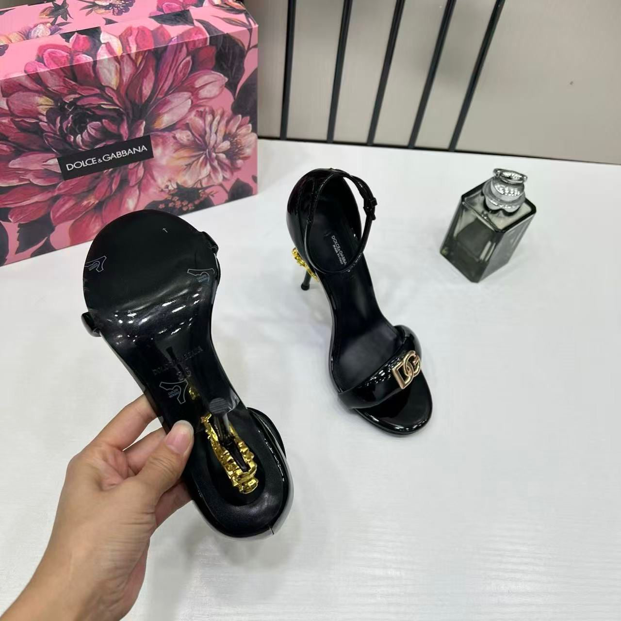 DOLCE AND GABBANA SCULPTED HEEL BAROQUE DG PATENT BLAVK LEATHER SANDAL