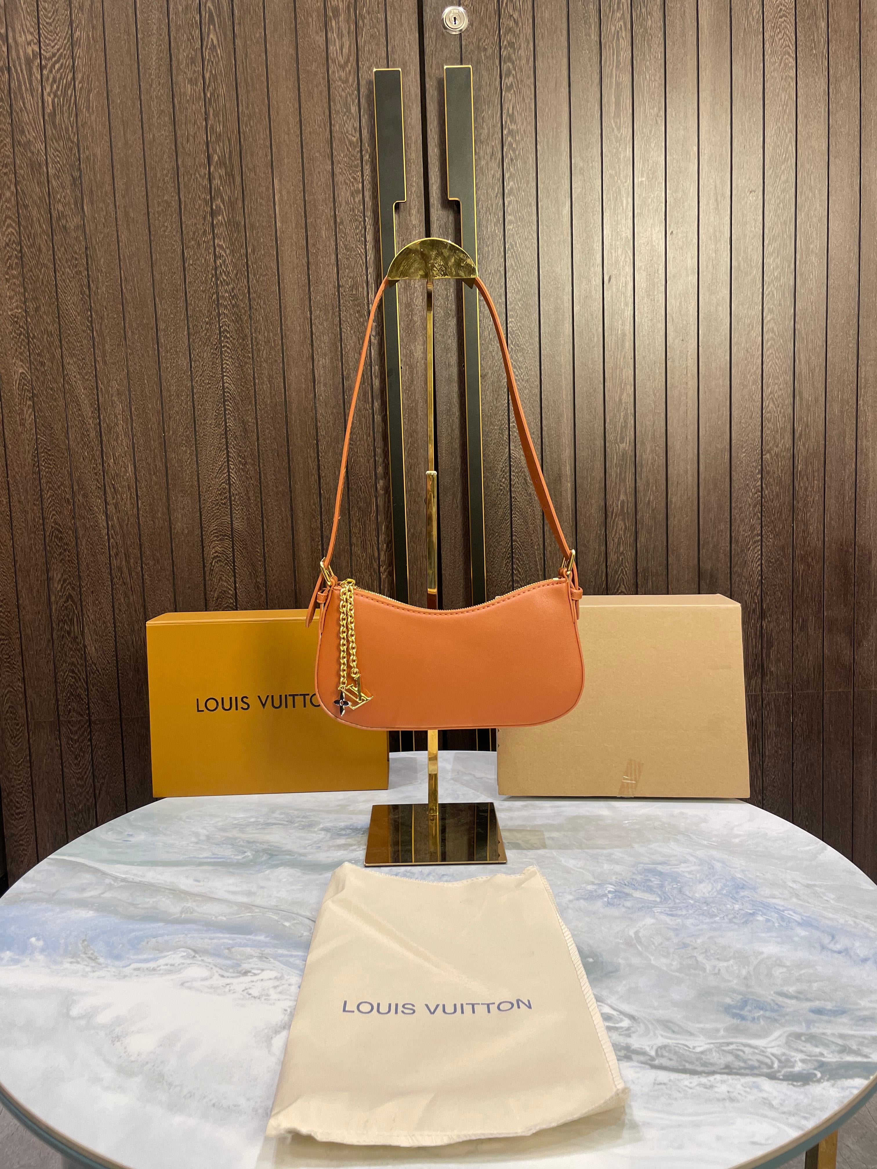 LOUIS VUITTON POCHETTE LV BLOOM