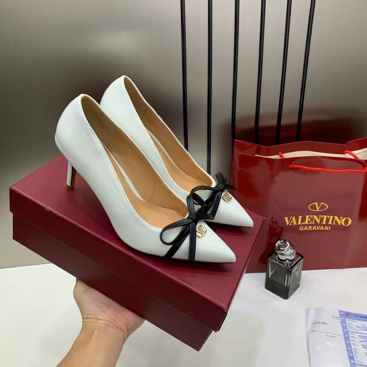 VALENTINO PUMP HEEL ELEGANT WOMENS WHITE PATENT LEATHER WITH BLACK KNOT